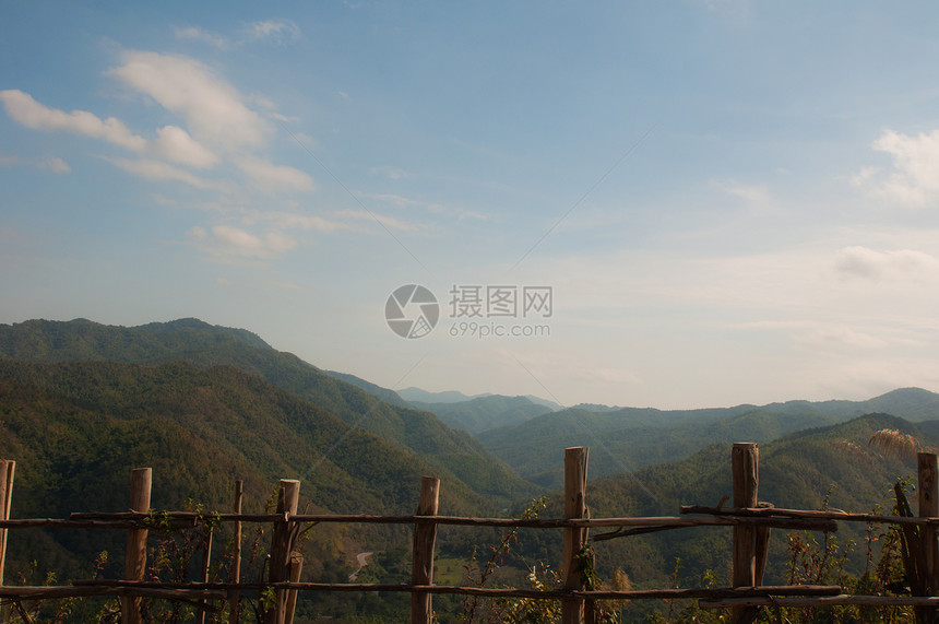 山地和蓝天空树篱天空阳光顶峰环境水平背景季节全景森林图片