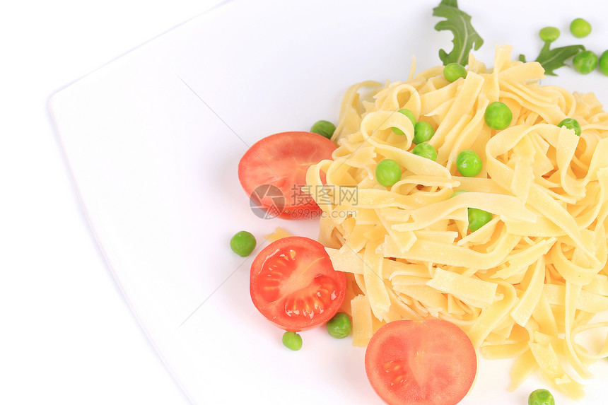 面条和青豆放在盘子上 关门了食品食物生产生活黄色菠菜午餐绿色白色红色图片