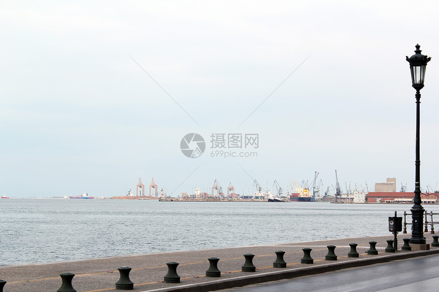 塞萨洛尼基港和港口的船舶和起重机图片