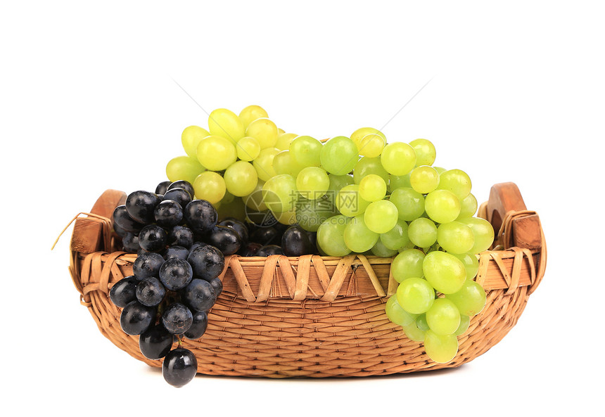 把成熟的葡萄放在篮子里图片