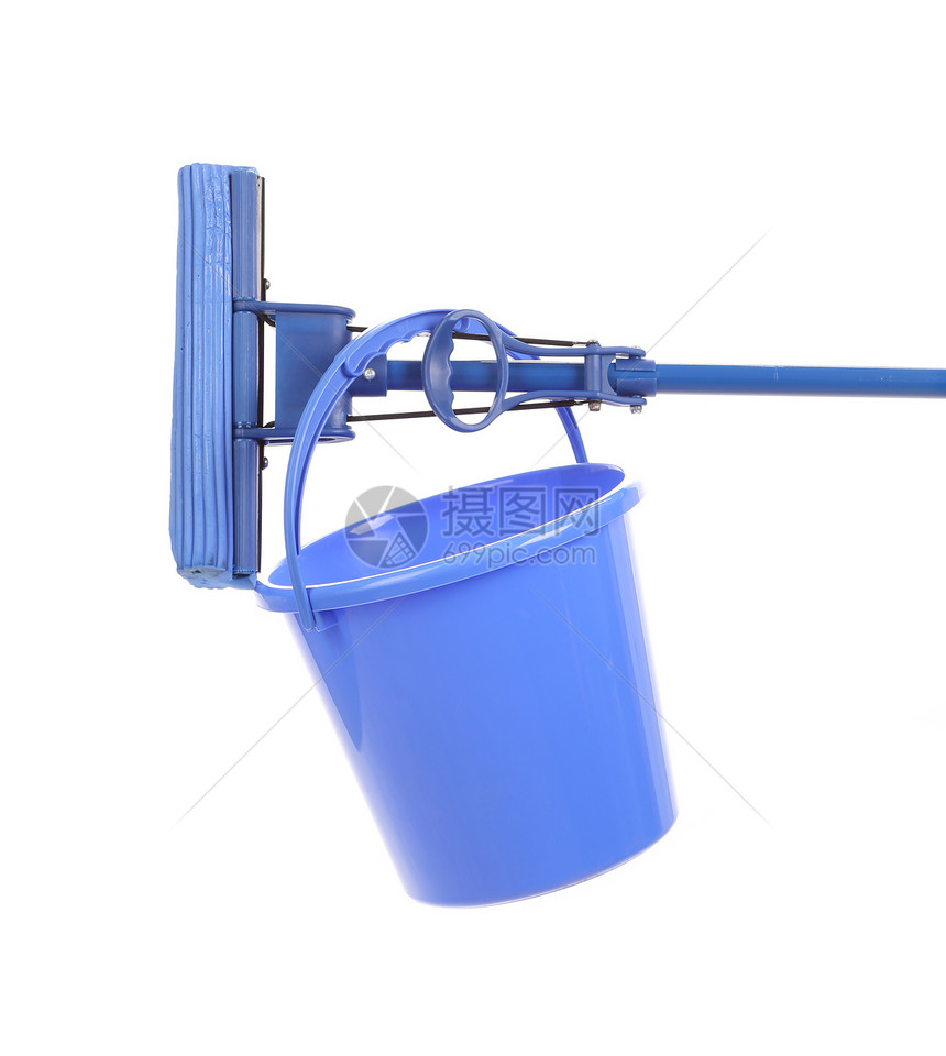 蓝扫帚和塑料篮子图片