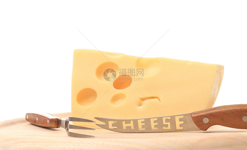 带叉子和刀子的美味奶酪图片