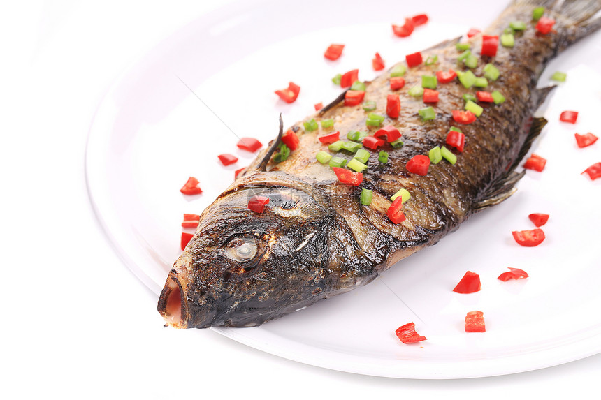 带春洋葱和红辣椒的炸鱼白鱼宏观美食餐厅海鲜胡椒油炸鱼片辣椒午餐图片