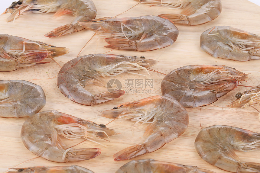 木板缝合板上的生虾图片