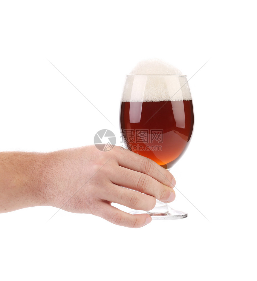 手与一个深啤酒杯图片
