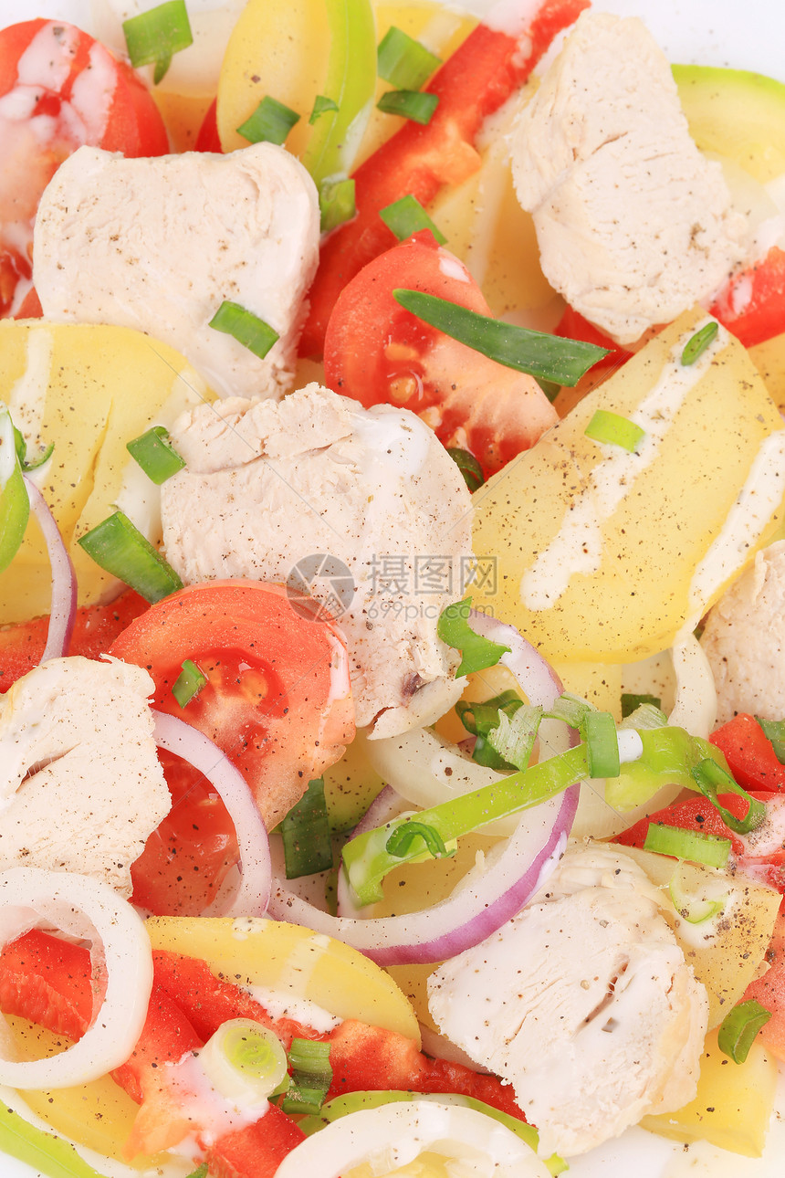 鸡肉沙拉加土豆盘子辣椒红色家禽食物白色宏观饮食大葱午餐图片