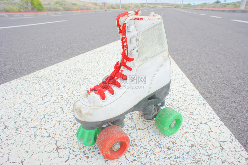 旧旧白滑雪靴旱冰橡皮玩具消费皮革车轮古董孩子们孩子滑冰图片