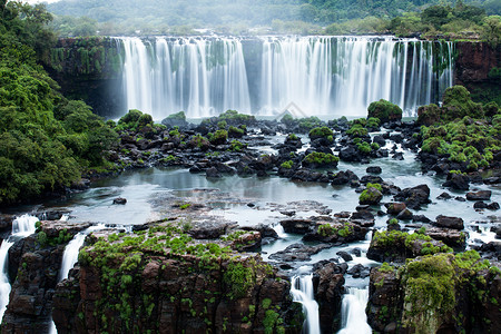 伊瓜苏市瀑布伊瓜苏瀑布 世界上最大的瀑布系列 位于巴西和阿根廷边境 从巴西一侧看国家天空流动丛林激流旅行森林蓝色环境白内障背景