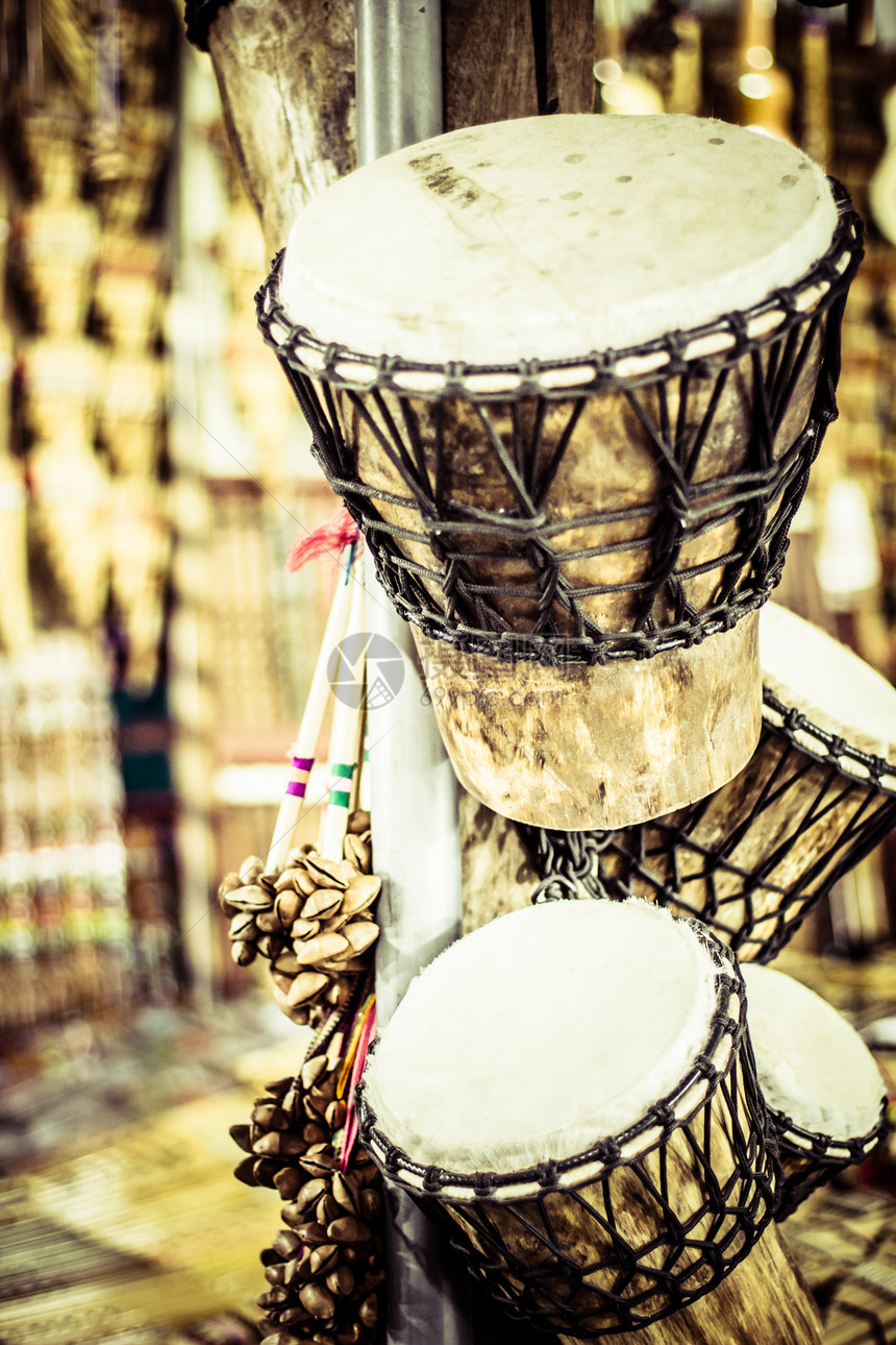 秘鲁当地市场上的音乐乐器文化艺术拉丁管道竹子木头初洛长笛笔记利马图片