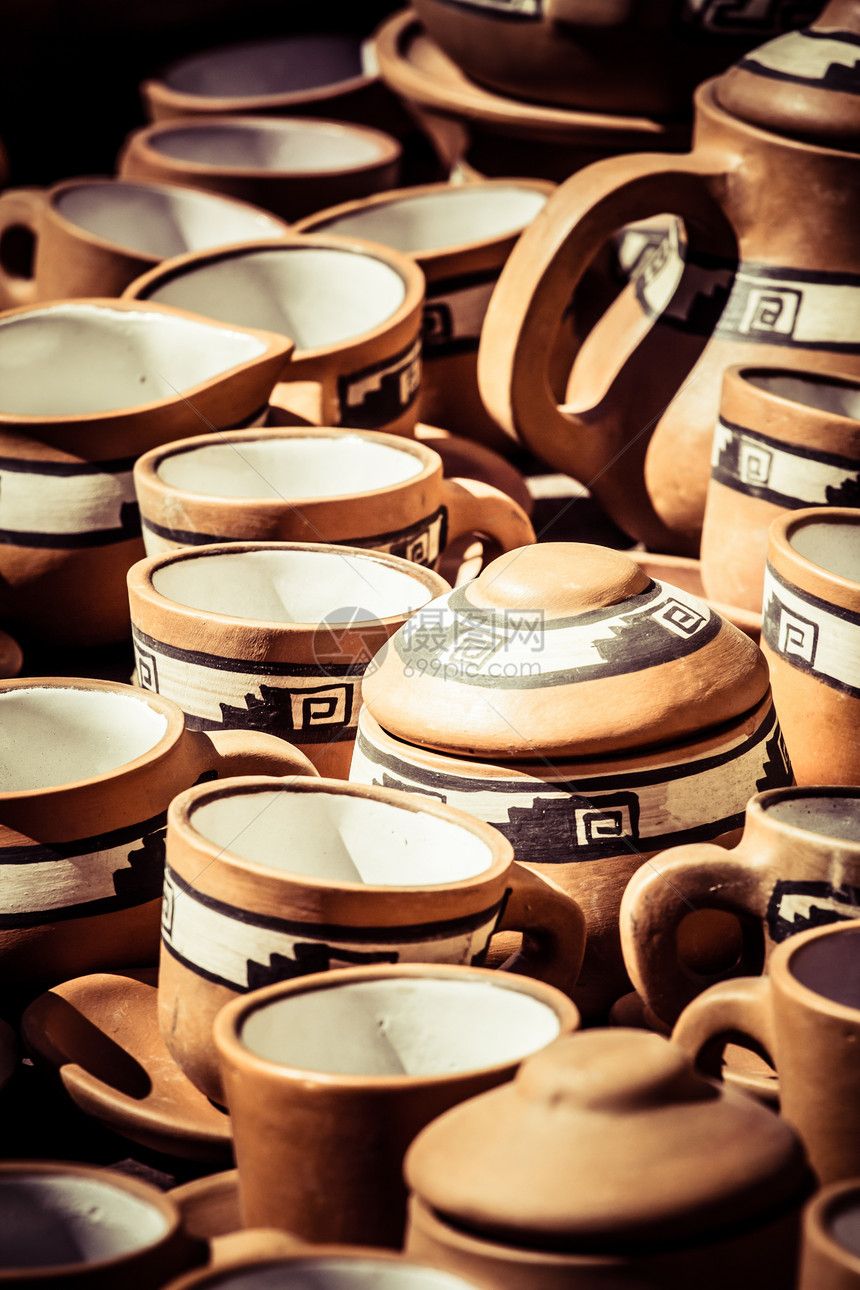 秘鲁 南美洲当地市场的陶瓷黏土传统陶器文化销售蓝色杯子手工旅游装饰品图片