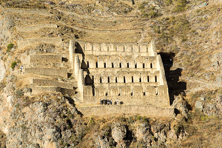 奥扬泰坦博古老的Inca堡垒和南美洲安第斯山脉秘鲁圣谷山丘镇蓝天白云青山旅游旅行晴天防御废墟游客遗址工事背景