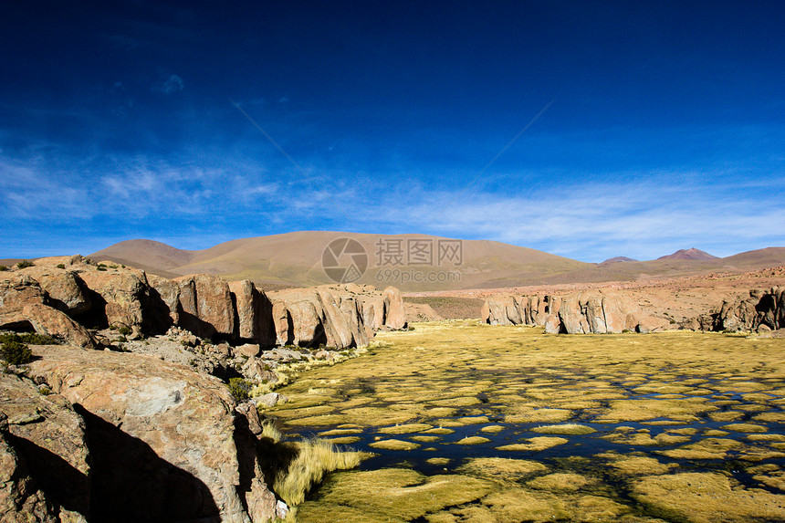 玻利维亚安第斯山脉高平原上的一个沙漠场景冒险干旱侵蚀动物游客天蓝色旅游荒野蓝色图片
