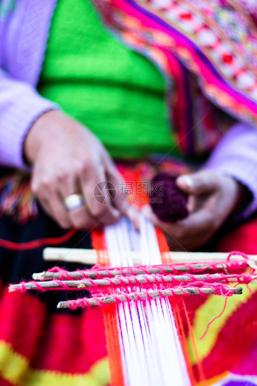 秘鲁安第斯山区传统手织手织手 秘鲁织机裙子手指女士骆驼工艺品旅行纤维市场纺织品图片