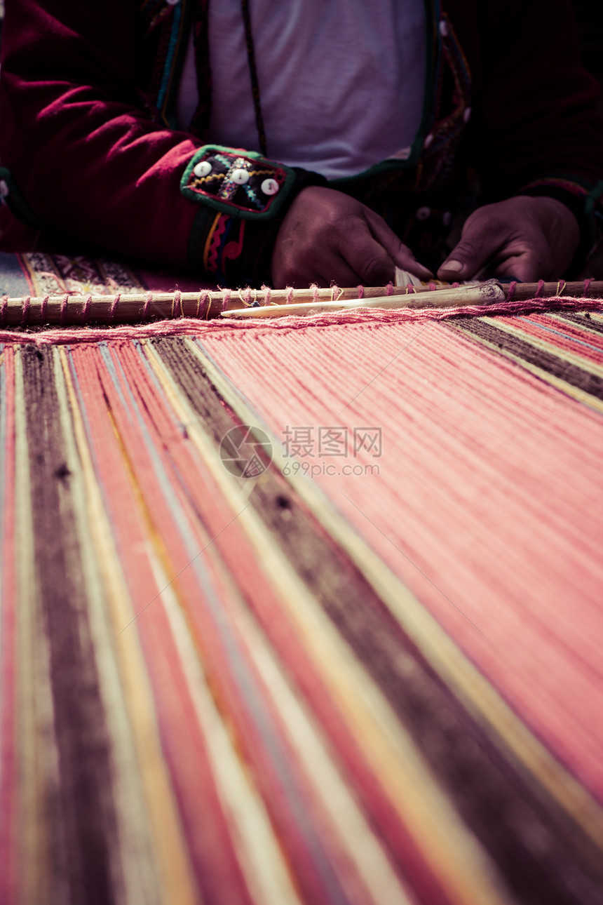 秘鲁安第斯山区传统手织手织手 秘鲁手指旋转手工羊驼工作市场女士针织产品纤维图片