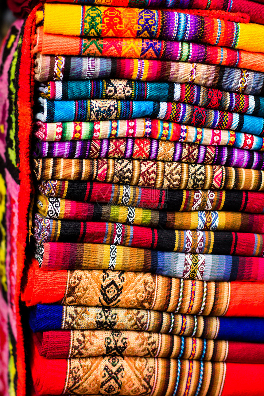 秘鲁 南美洲市场上的多姿多彩的制造业蓝色羊毛编织展示羊驼毯子手工拉丁条纹工艺图片