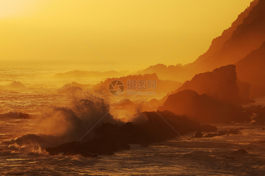 日落岩礁和海旅游海岸灯光岩石日落戏剧性旅行风雨崎岖图片