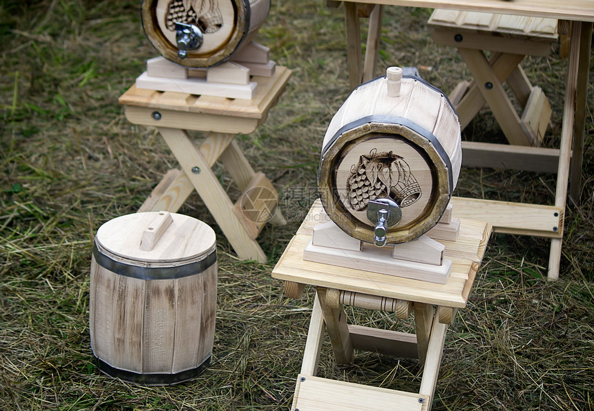 木橡木桶酒 啤酒加金属起重机 在集市上卖掉草稿橡木酒精饮料贮存小时饰品工艺商品装饰图片