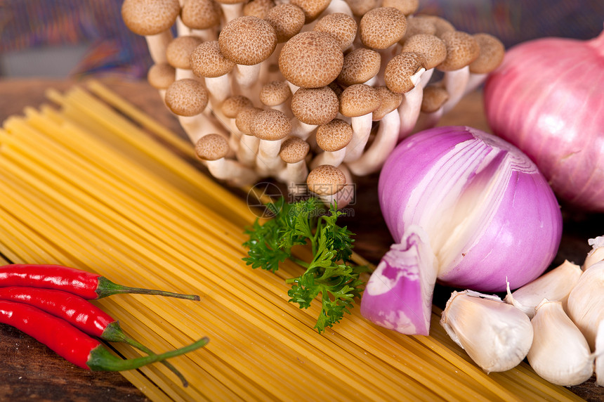 意大利意大利面食和蘑菇酱配料食谱餐厅厨房营养辣椒美食午餐木头盘子蔬菜图片