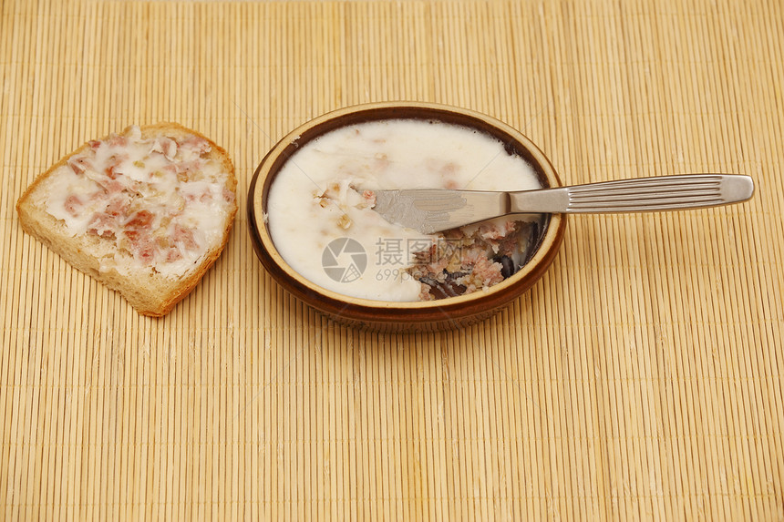 面包和猪油小吃油渣黏土桌子早餐食物稻草图片