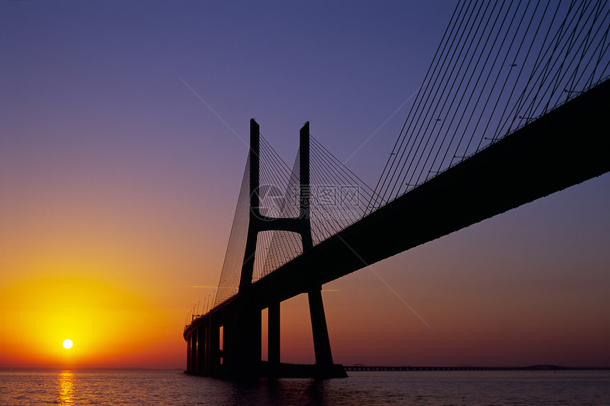 日出时瓦斯科达伽马桥图片
