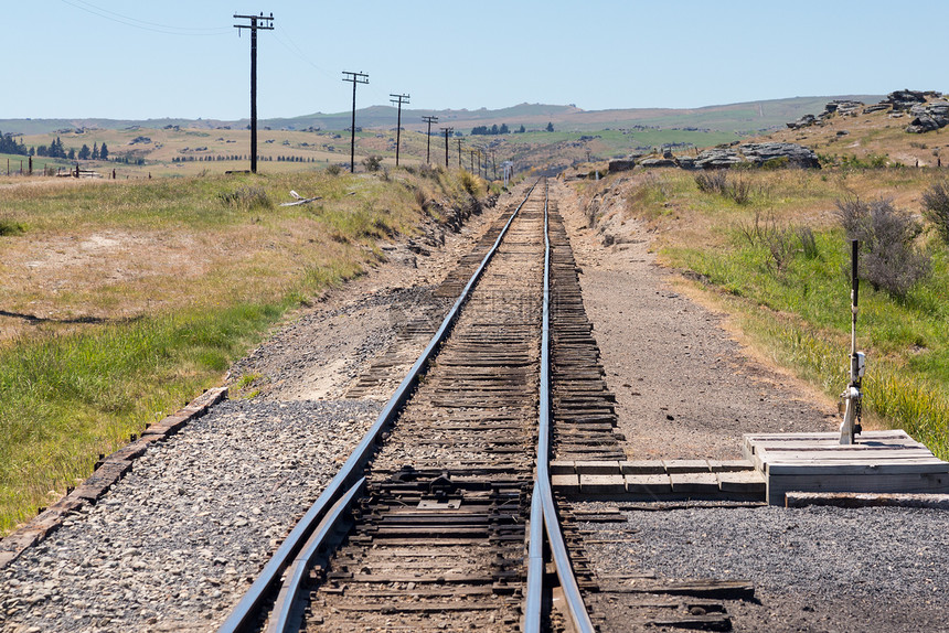 铁路在塔耶里峡谷的铁轨上行驶新西兰岩石地标山脉火车单线旅游运输风景植物丘陵图片