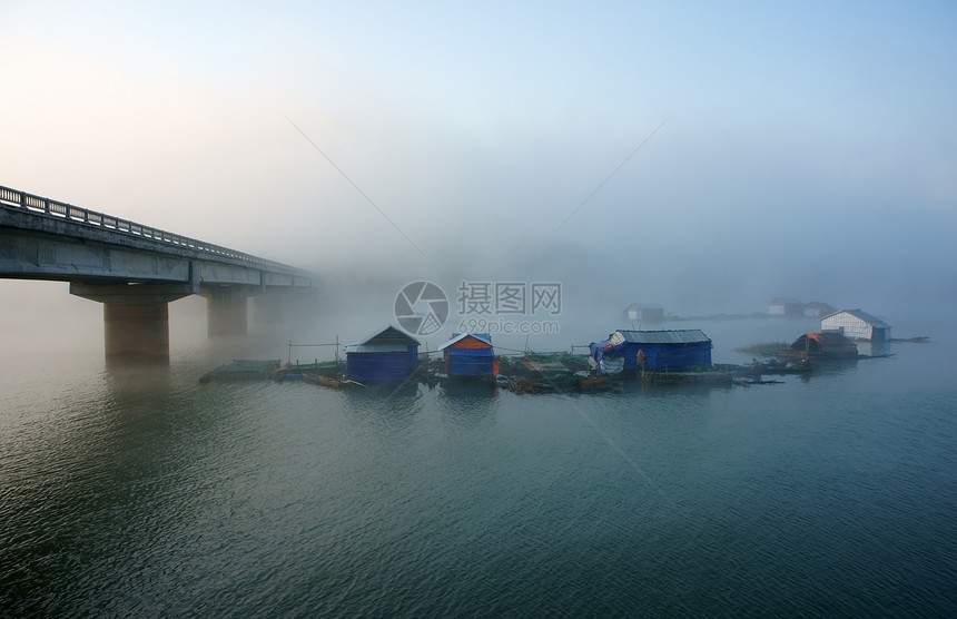 大桥 在雾中湖边渔村图片