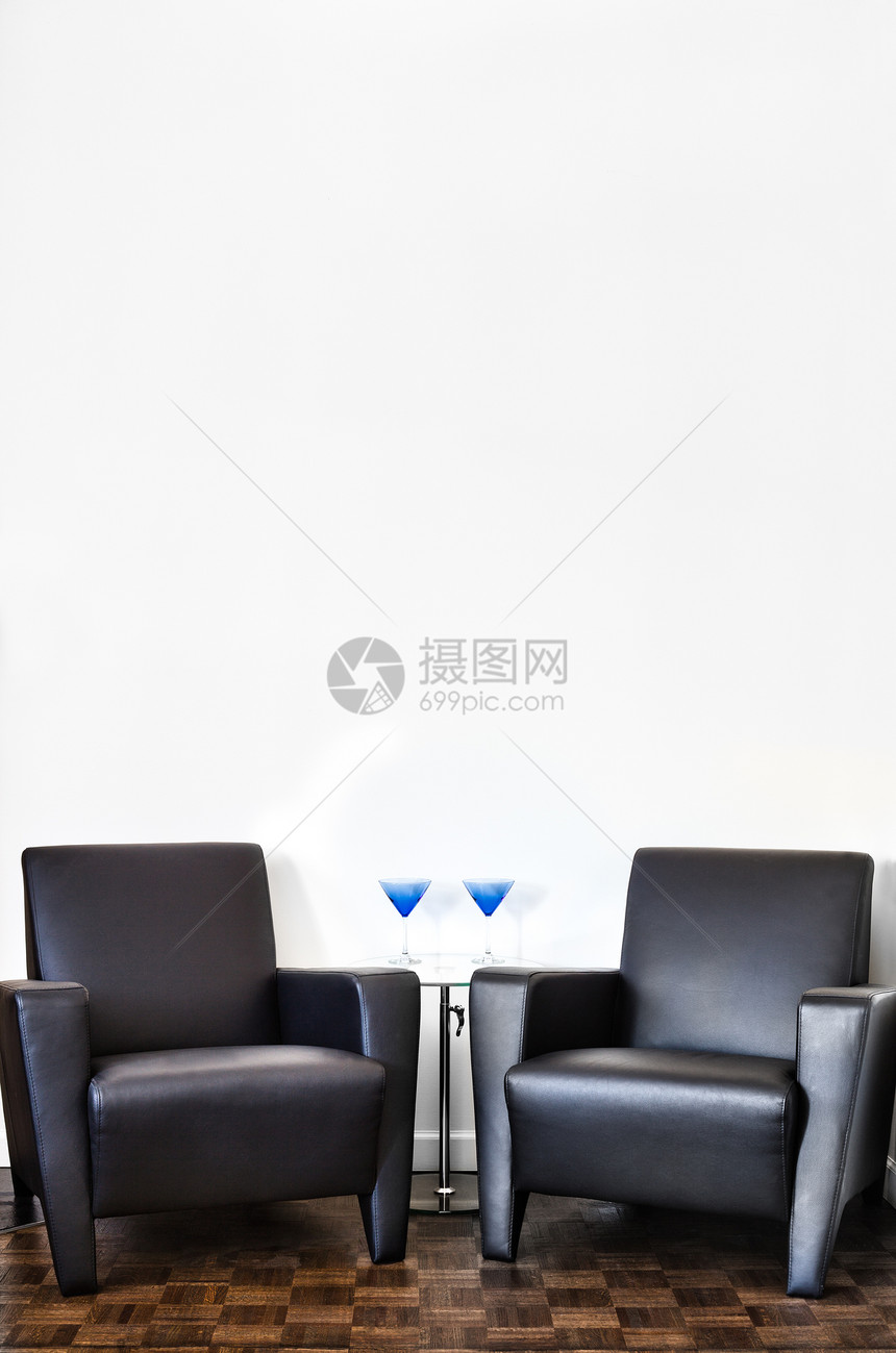 现代内务室和白墙休息室风格长椅扶手椅大厅沙发办公室住宅硬木桌子图片