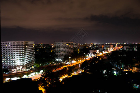 市内街道的夜景市中心商业日落景观交通场景天空戏剧性建筑建筑学背景图片