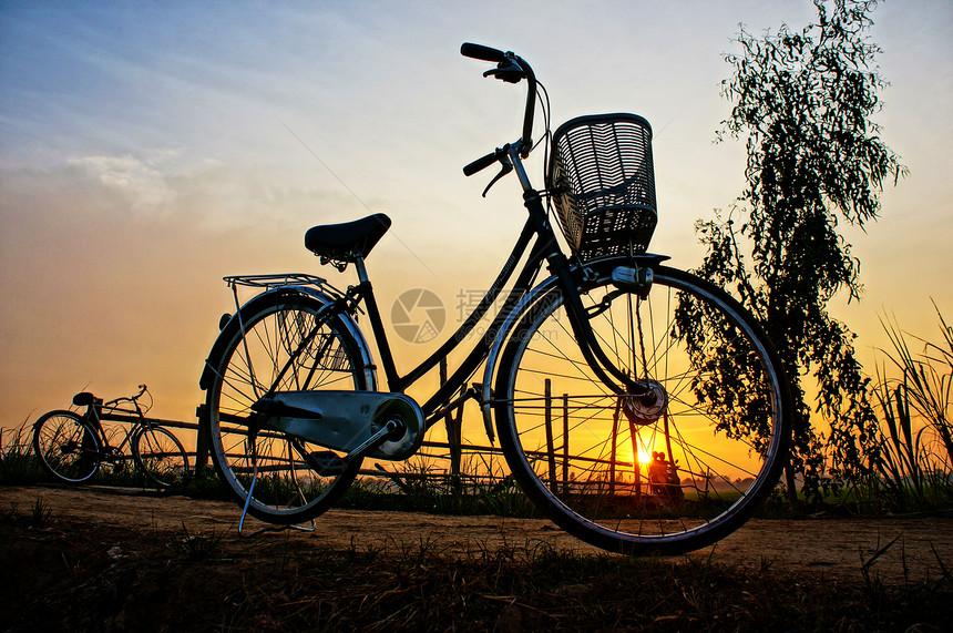 日出时的自行车图片