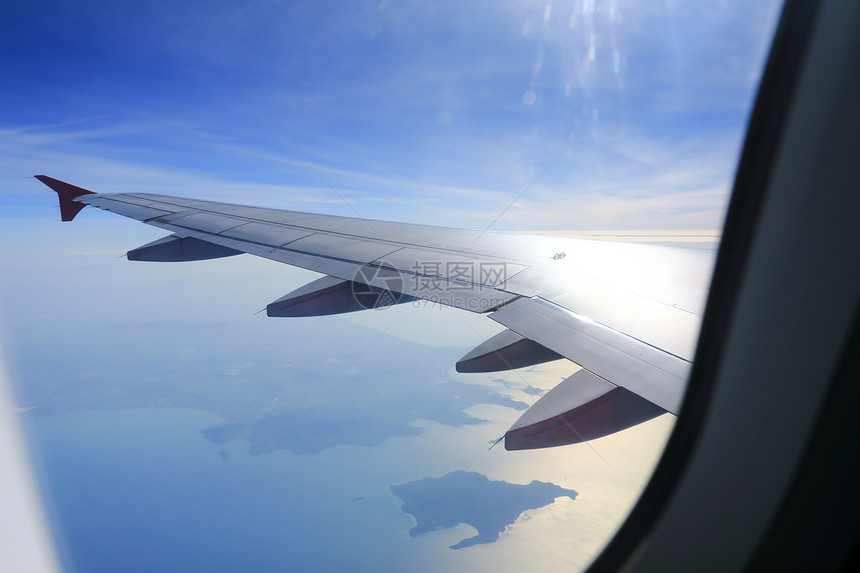 透过窗口飞机查看情况天空喷射空气航班窗户蓝色框架航空玻璃假期图片