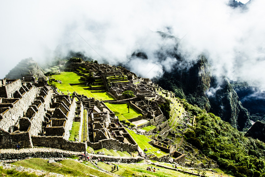 秘鲁安第斯山脉古老的印加城市废墟蓝色历史建筑学阳台拉丁建筑踪迹天空游客图片