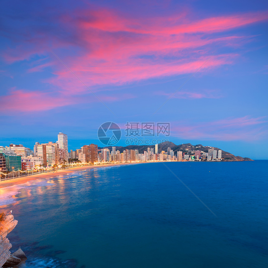 贝尼多姆日落 西班牙的阿利坎特迪亚德莱凡特海滩日落白色波浪太阳晴天海景景点旅游蓝色城市酒店图片