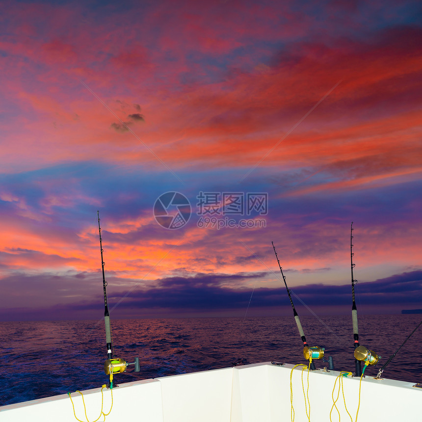 日落时用棍棒和鱼钓渔船波浪太阳橙子天空钓鱼盐水血管运输甲板海岸图片