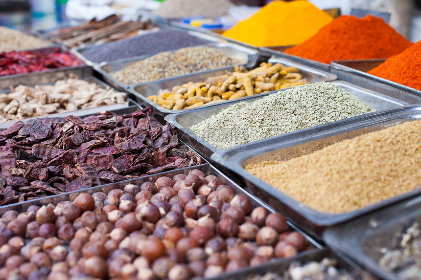 印度果阿当地市场的印度有色香料食物跳蚤辣椒种子美食香菜胡椒芳香粉末店铺图片