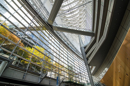 东京国际论坛内部反射金融中心金属平台玻璃城市蓝色会议天空背景