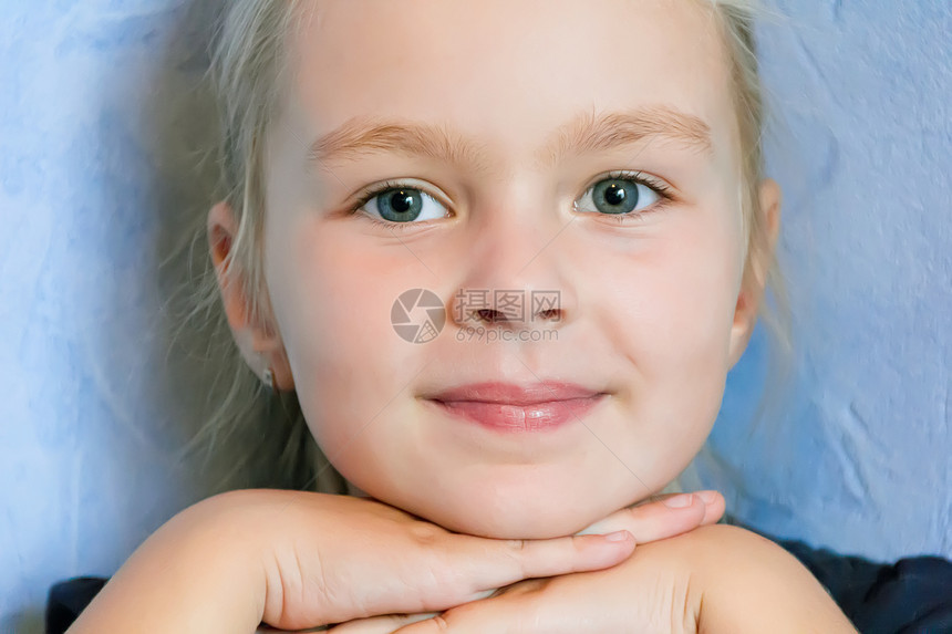 五岁的可爱女孩金发孩子童年蓝色女学生白色微笑图片