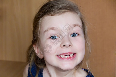 丹毒女孩做面容孩子金发童年微笑女学生模拟白色背景