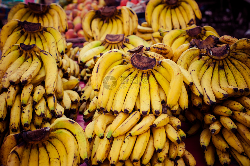 香蕉挂在亚述市场生长销售店铺植物热带种植园农业食物花园植物学图片