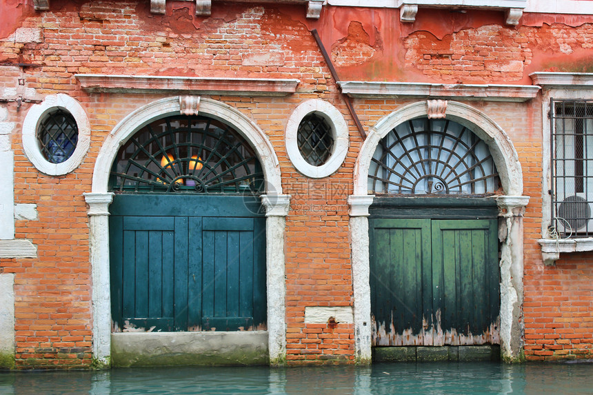 威尼斯的豪宅街道蓝色房子绿门门面窗户图片