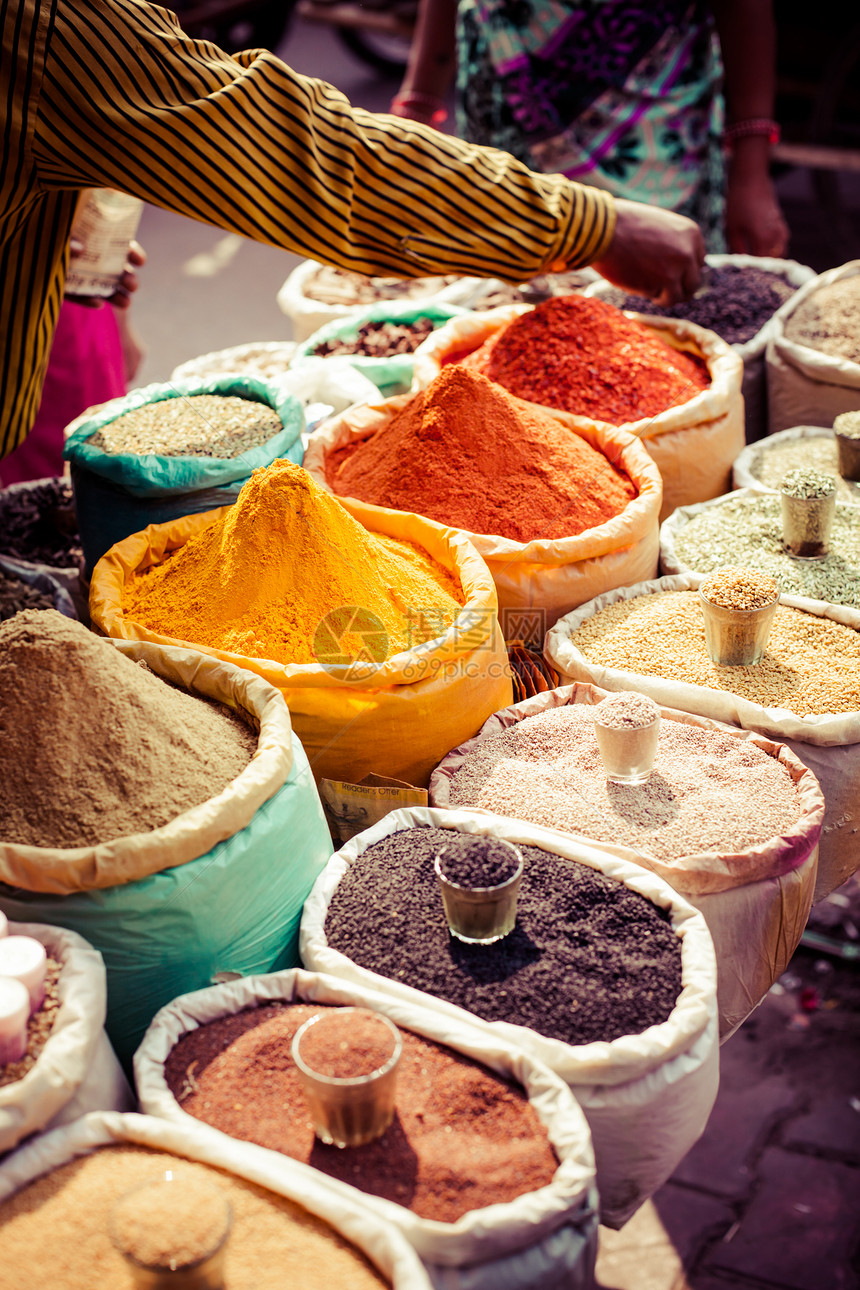 印度当地集市的传统香料和干果混合物情调胡椒烹饪藏红花市场草本植物食物红辣椒肉桂图片