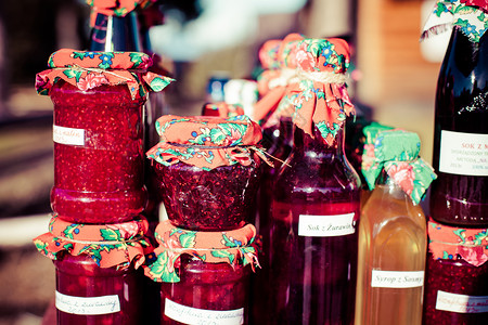 与波兰扎科帕内的热带军种站在一起生产瓶子传统烹饪美食水果山脉市场商品蜂蜜背景