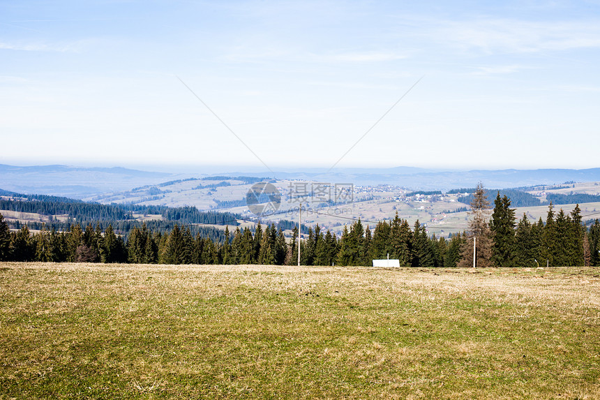波兰扎科帕内塔特拉高山的绿谷晴天人行道天空全景国家牧场远足森林天气公园图片