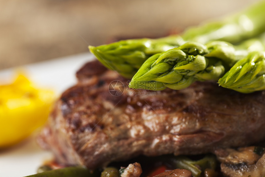 烤牛排加羊肉炙烤鱼片肋骨盘子膳食食物草药蔬菜午餐红色图片