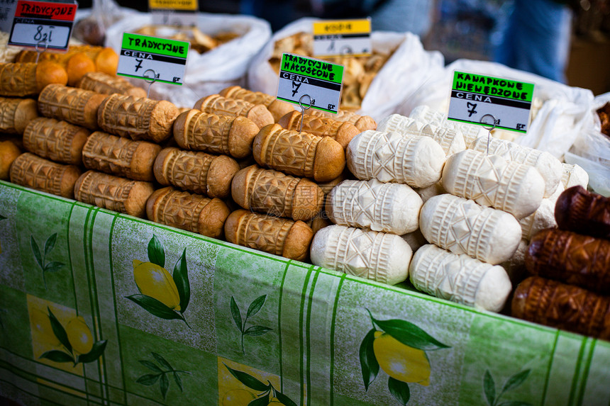 扎科帕内户外市场传统抛光烟熏芝士oscypek作品摊位食物销售市场文化美食传统美味山羊图片
