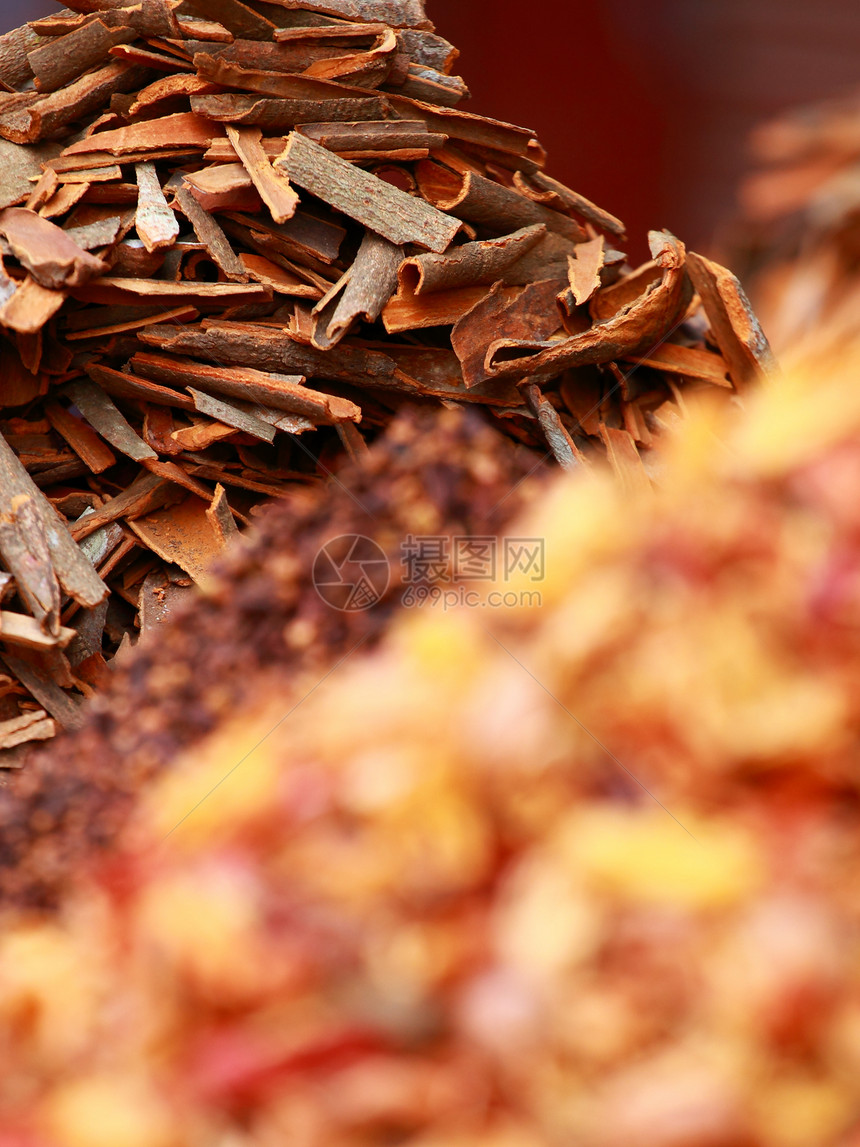 印度当地集市的传统香料和干果文化辣椒烹饪市场草本植物胡椒食物豆蔻异国混合物图片
