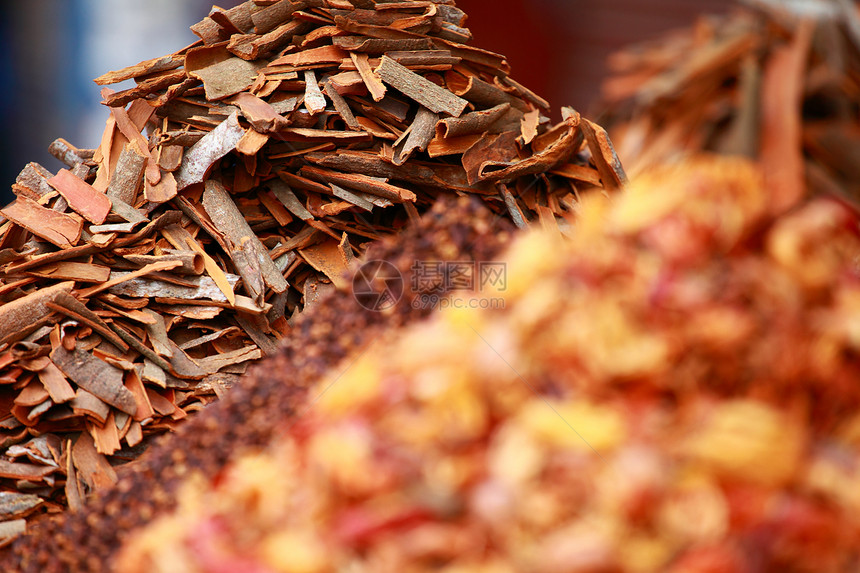 印度当地集市的传统香料和干果草本植物市场芳香混合物异国辣椒情调豆蔻美食红辣椒图片