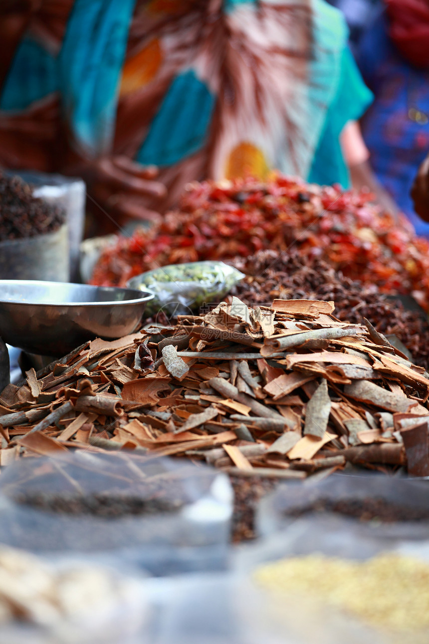 印度当地集市的传统香料和干果情调芳香豆蔻藏红花食物市场混合物异国烹饪草本植物图片