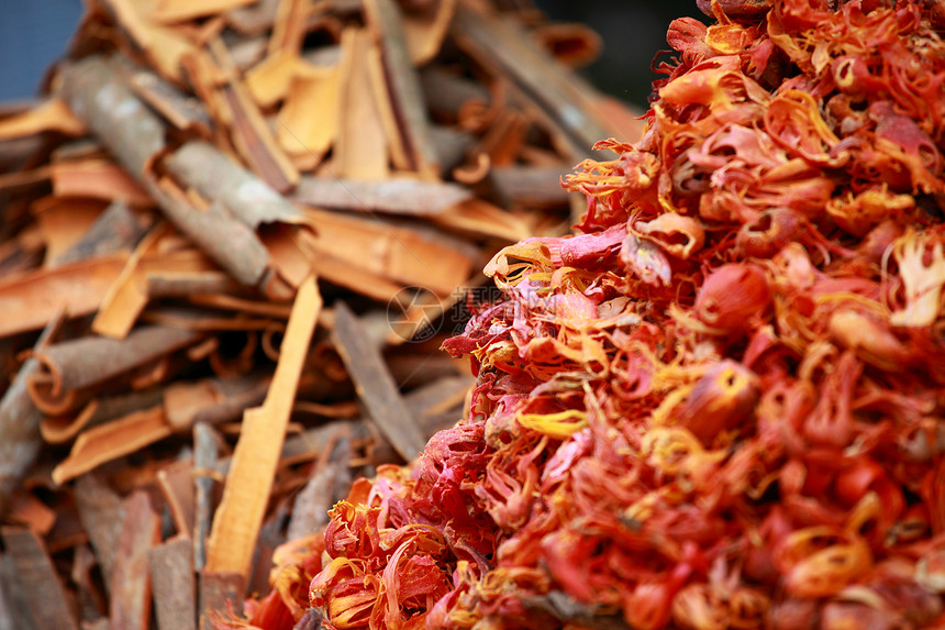 印度当地集市的传统香料和干果芳香烹饪草本植物胡椒情调混合物异国豆蔻藏红花市场图片