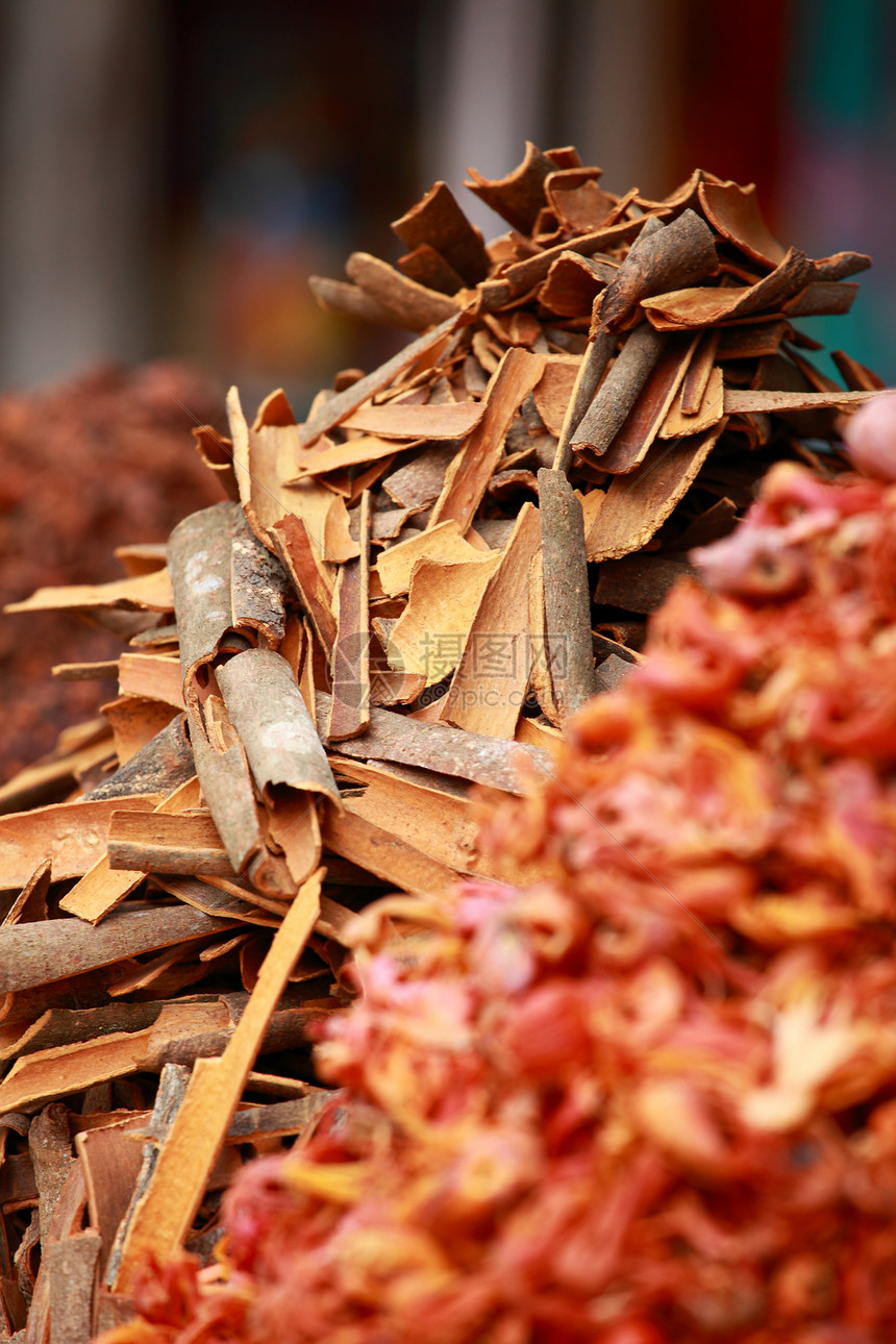 印度当地集市的传统香料和干果芳香市场烹饪豆蔻辣椒异国红辣椒食物藏红花草本植物图片