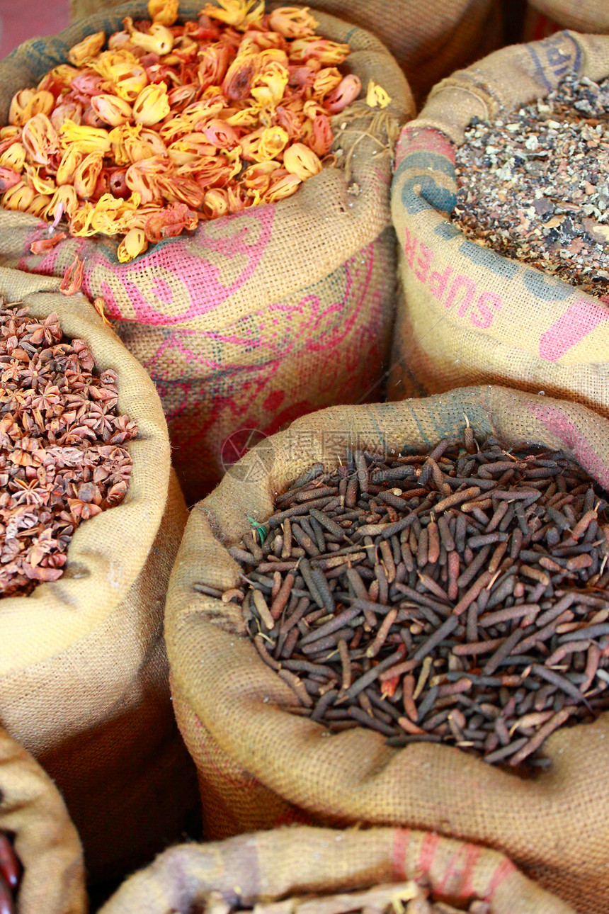 印度当地集市的传统香料和干果情调美食藏红花肉桂异国混合物豆蔻市场文化辣椒图片